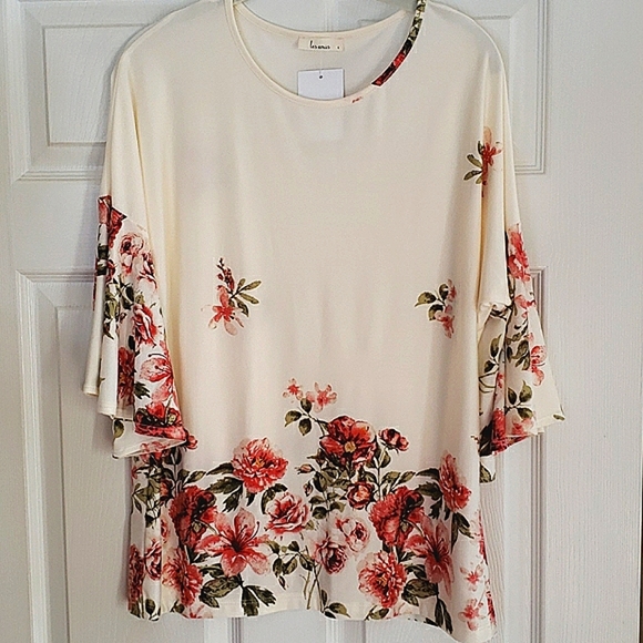 Les Amis Tops - Nwt Les Amis Flowery Blouse Flutter Sleeve Doman Cut/Style